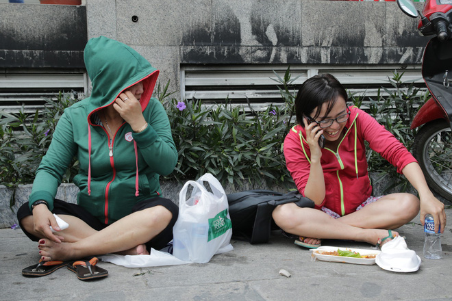 Vụ cháy kinh hoàng ở chung cư Carina: Người dân ấm lòng nhận thức ăn, quần áo miễn phí